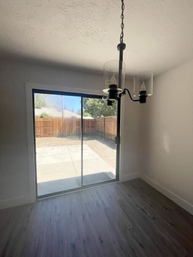 Foto del edificio - Darling Elk Grove Halfplex!