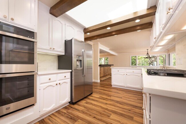 Building Photo - 1394 Manzanita Dr