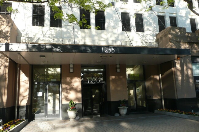 Building Photo - 1255 S State St