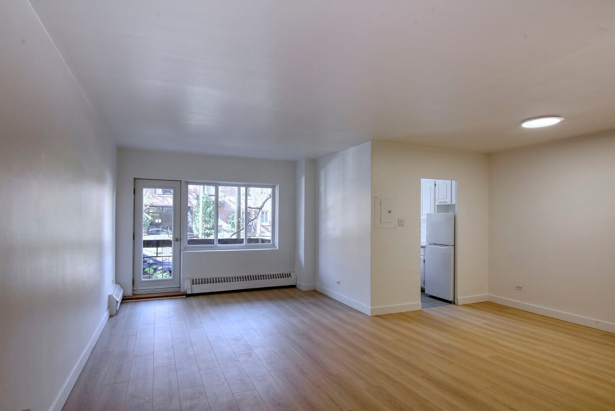 Primary Photo - 2400 Av. Van Horne