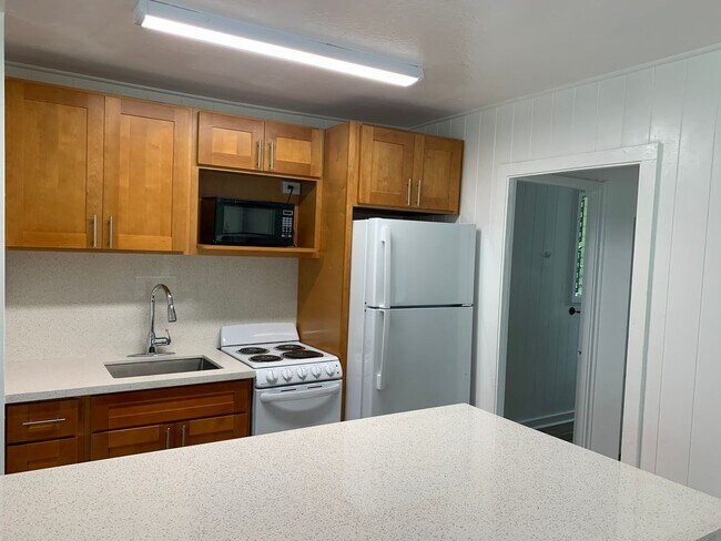 Building Photo - Discover Your Peaceful Hideaway in Honolulu!