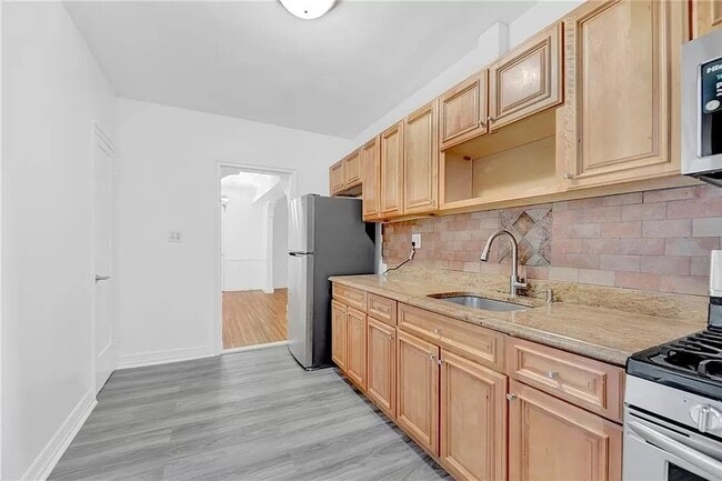 Building Photo - 657 E 26th St