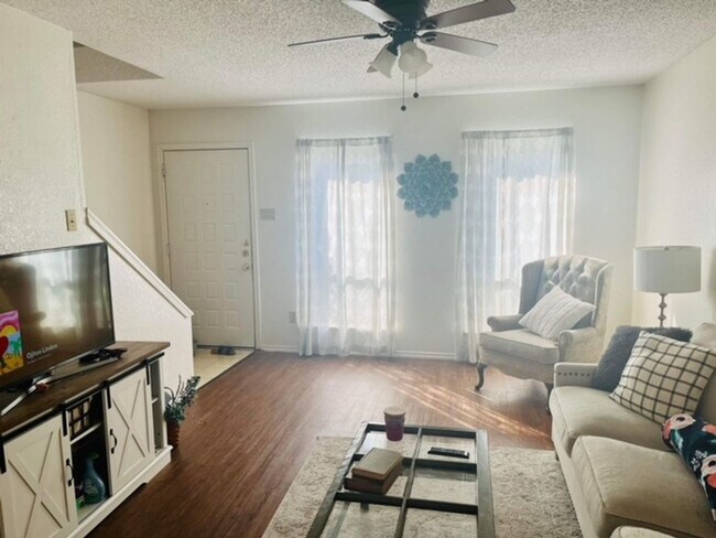 Foto del edificio - 2 Bd / 2 Ba Townhome Minutes Away From Campus & Downtown!
