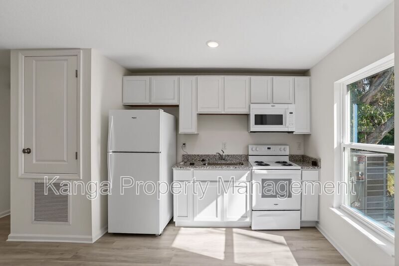 Photo - 1115 F Avenue