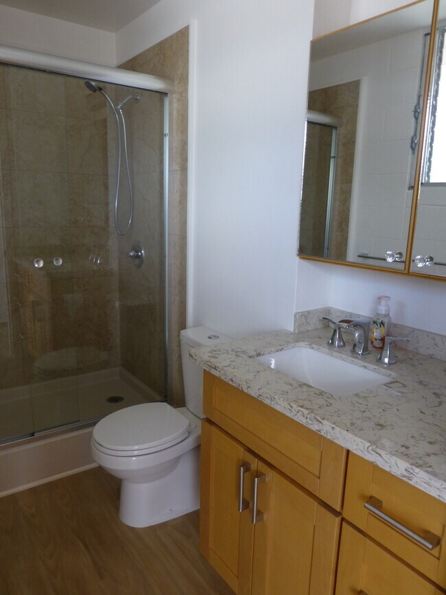 Building Photo - Newly Renovated 2 Bedroom Makiki Apartment...