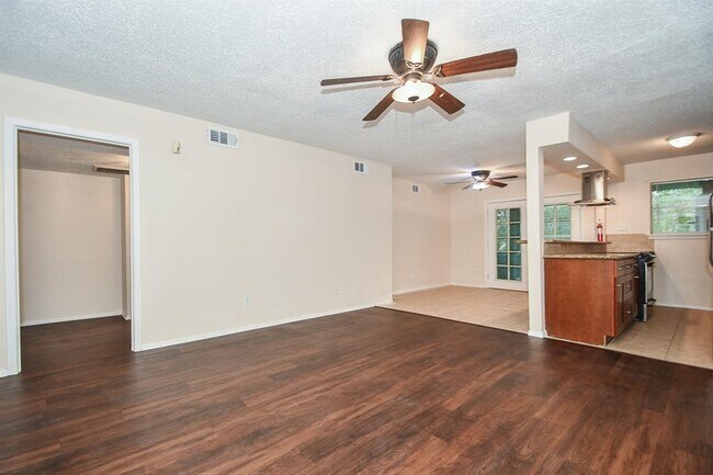 Building Photo - 8281 Kingsbrook Rd