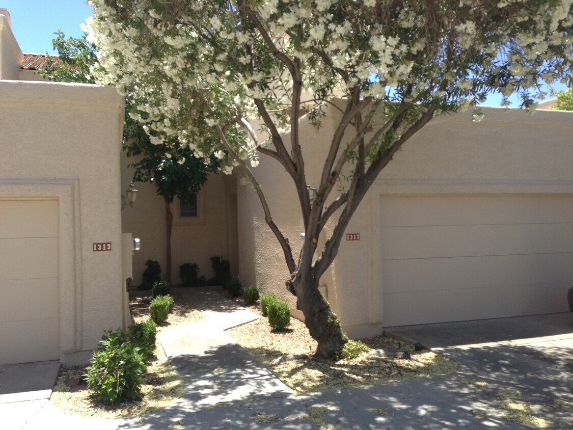 Primary Photo - **EXCELLENT 2br/2ba TOWN HOME - (ELLIOT AN...