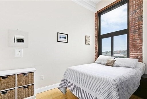 Foto del edificio - 320 W 2nd St