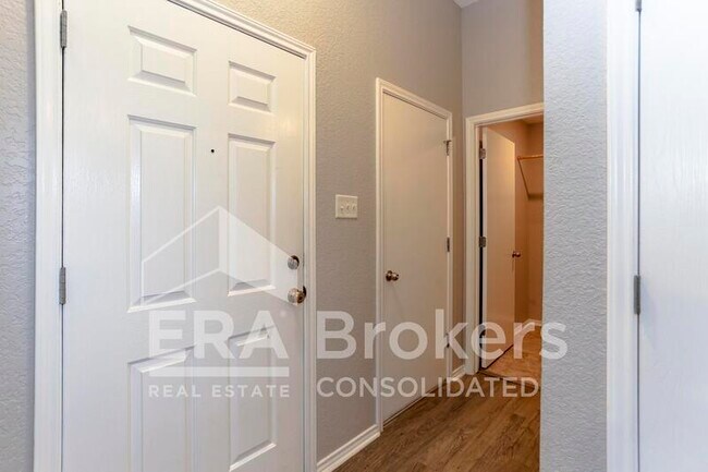 Foto del edificio - 1614 Twisted Oak Dr