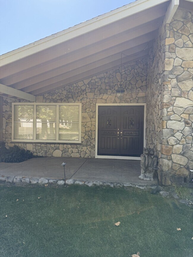 Building Photo - Stunning 4 bedroom 2.5 bathroom in a Great...