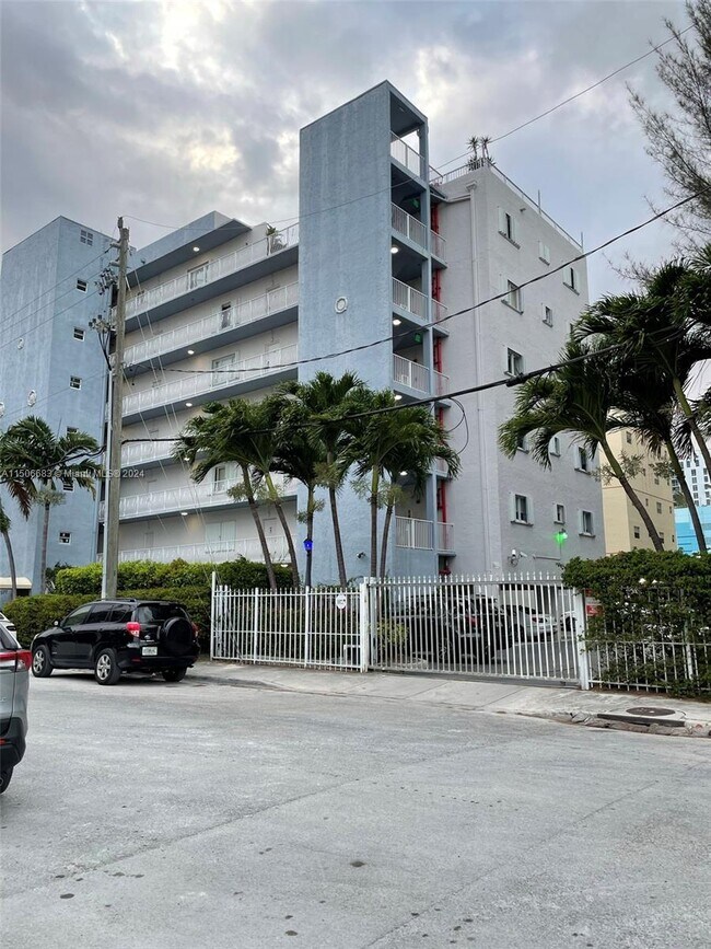 Foto del edificio - 677 NE 24th St