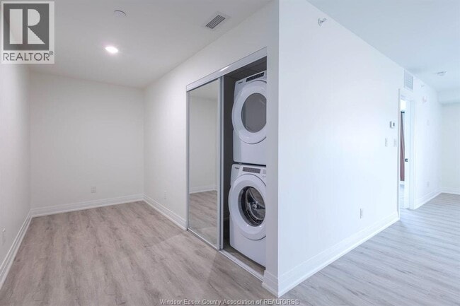 Building Photo - 3370 Stella Crescent