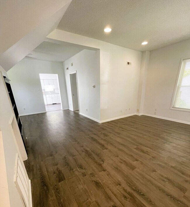 Foto del edificio - $1975 FOR RENT - SINGLE UPDATED FAMILY HOU...