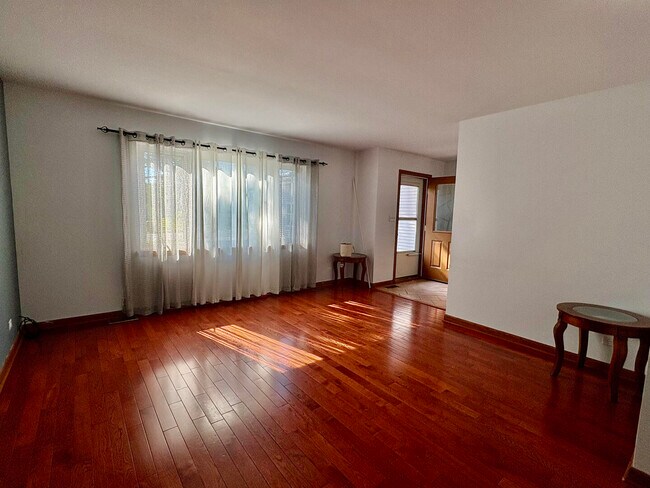 Building Photo - 313 Linden Dr