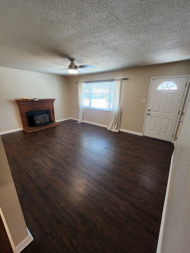 Foto del edificio - Action Properties R.E.S.- Central Roseville, R.V. Access, 3 Bedroom, Large Patio & Rear Yard, Nea...