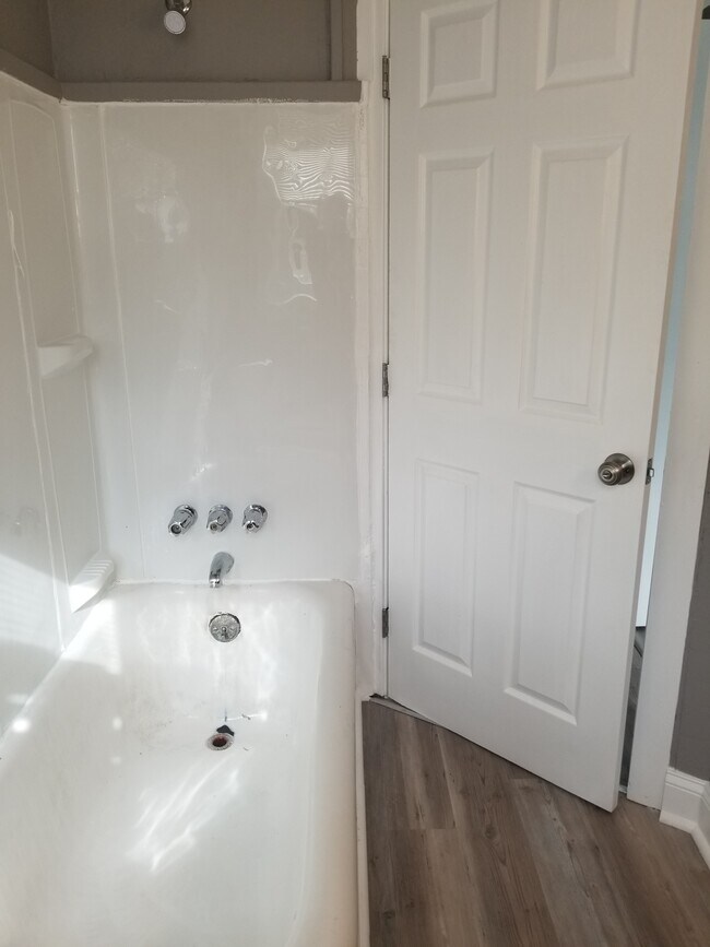 Baño - 2715 Center St