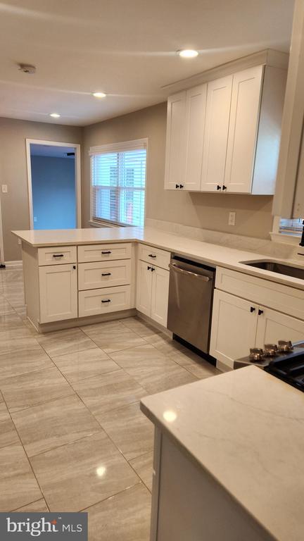 Building Photo - 2102 Willowtree Ln