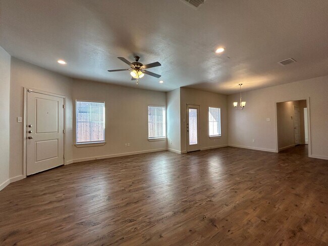 Foto del edificio - Beautiful 3/2 Townhome Located Directly Ea...