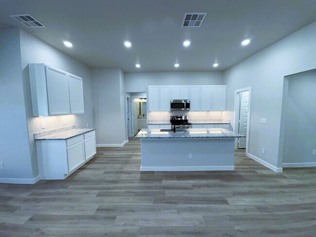 Building Photo - Brand New Stunning Home Located In Bell Fa...