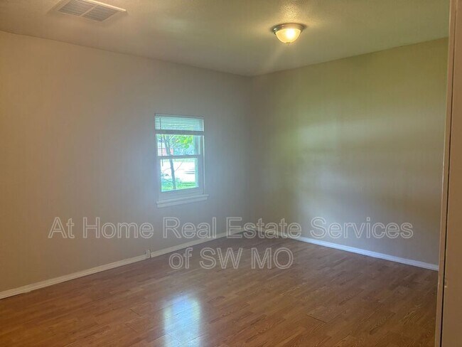 Foto del edificio - 1125 S Lone Pine Ave