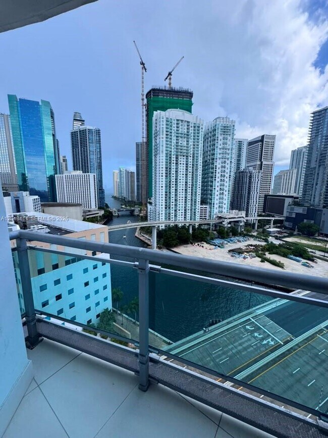Foto del edificio - 350 S Miami Ave