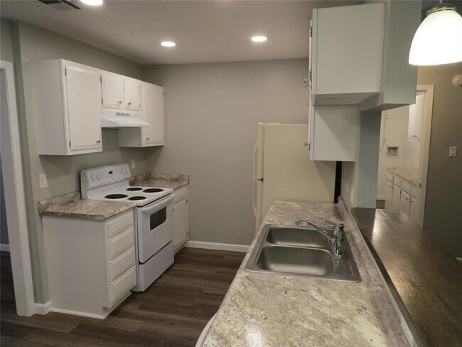 Building Photo - 2109 Meadowlark Ln