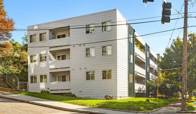 Building Photo - 4800 Fauntleroy Way SW