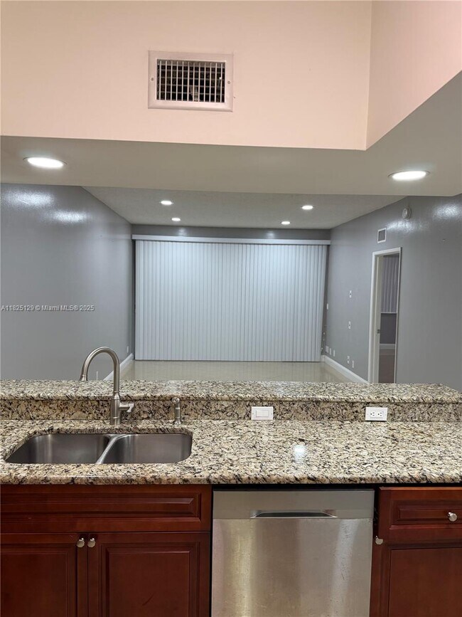 Foto del edificio - 8218 NW 24th St