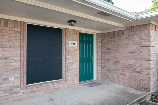 Building Photo - 1735 Rock Hollow Loop