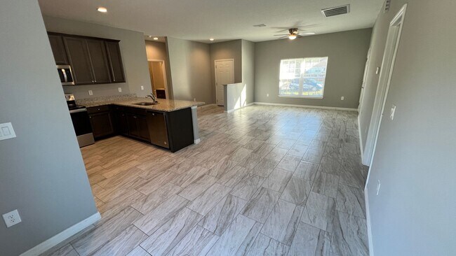 Building Photo - Incredible 3 Bedroom, 2 Bathroom Home in P...