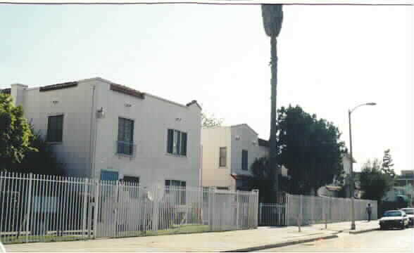 4342 ¡50% Normal, ¡alejado - 4324-4342 1/2 Normal Ave