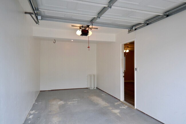Foto del edificio - North Park 2 Bed 2 Bath Apartment! Includes 1 Car Garage + 1 Parking Space + Complimentary Washer...