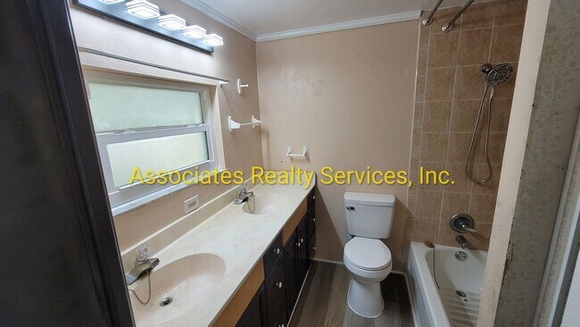 Building Photo - 4 BR, 2 BA  LOOK!!!!   ITS A STEAL!