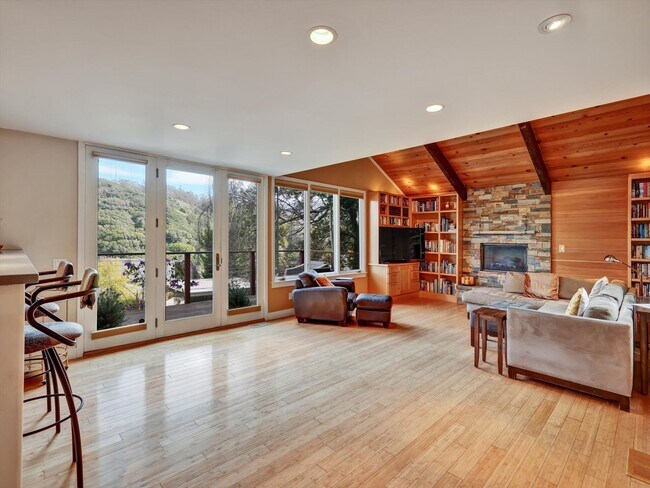 Foto del edificio - Fully Furnished Retreat in Tam Valley- Pet...