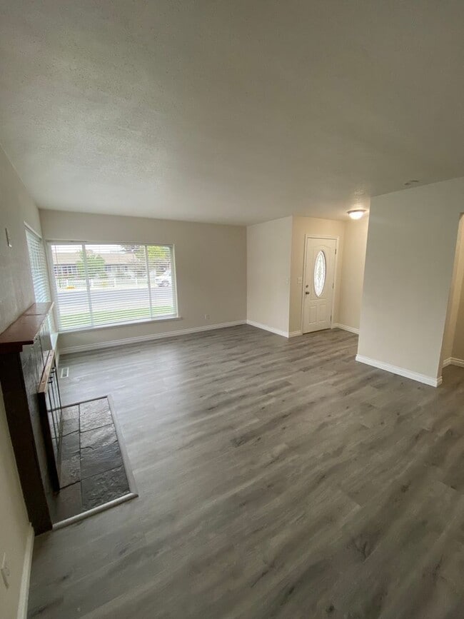 Building Photo - Newly Renovated 5 Bedroom & 2 Bathroom Home!