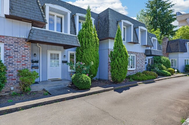 Building Photo - Cozy 2-Story Townhome In Beaverton | 2 BD | 1.5 BA | Back Deck Overlooking a Scenic Creek | W/S/T...