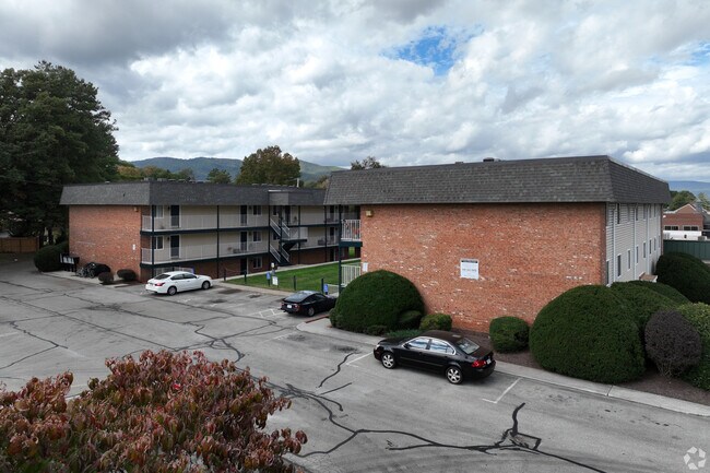 Foto del edificio - The Oak Grove Village Apartments