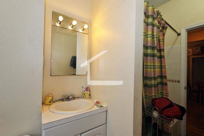 Building Photo - Nicely renovated 4 bed near the Green Line...