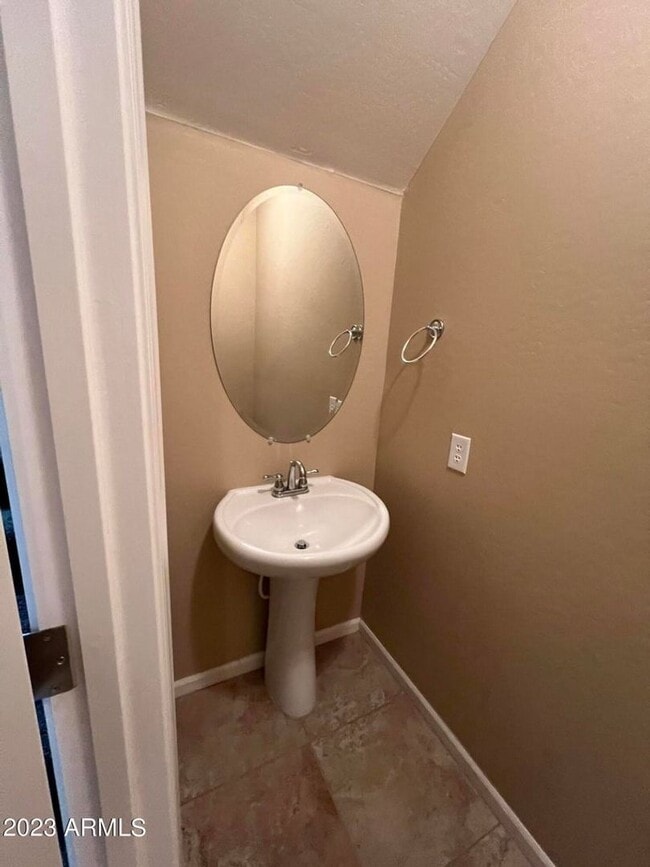 Building Photo - 3 bedroom 2 bath home in the desirable Higley Park community.