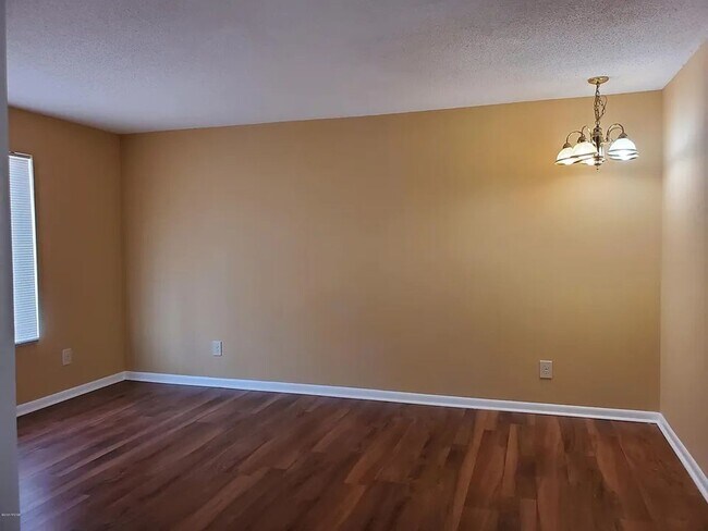 Foto del edificio - Coming Soon: 3 Bed, 2.5 Bath Condo