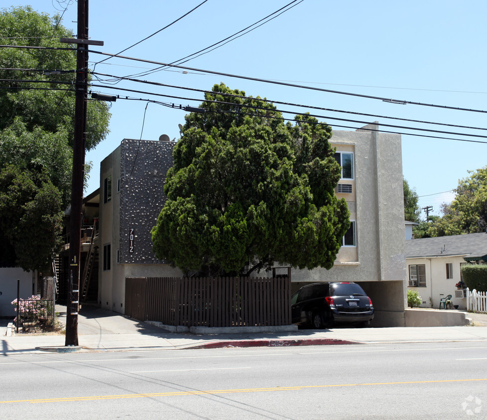 Building Photo - 7012 Woodley Ave