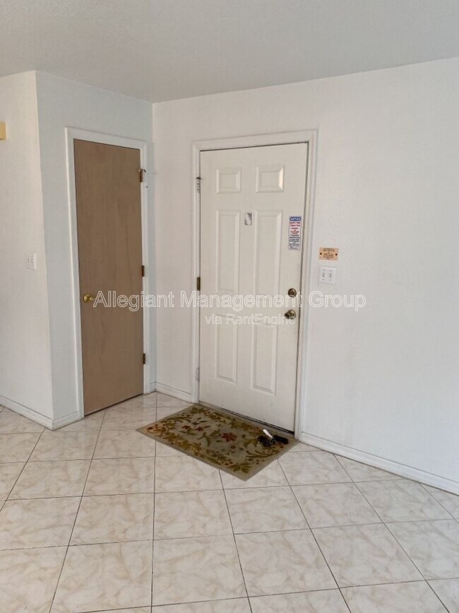 Foto del edificio - 8722 Rain Forest Pl