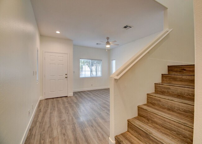 Foto del edificio - Great home with 4 bedrooms, 2.5 baths. New Floors Paint and Countertops.