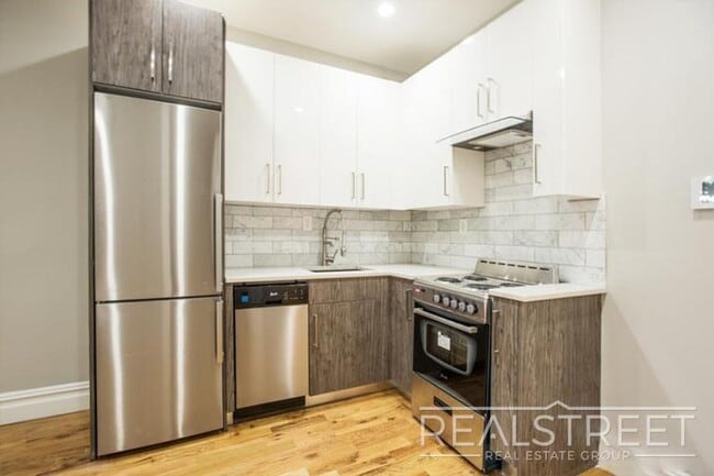 Building Photo - Stunning & Charming 1 BED in Historic Crow...