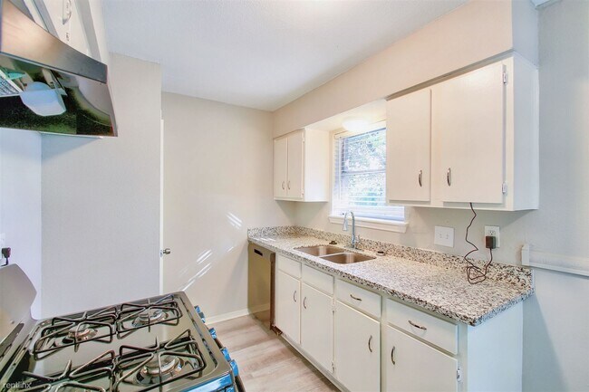 Building Photo - 3 br, 1.5 bath House - 12919 S Coast Dr