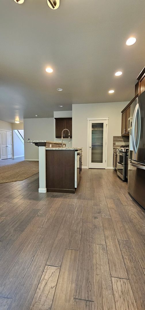 Foto del edificio - Two-Story Bremerton Home