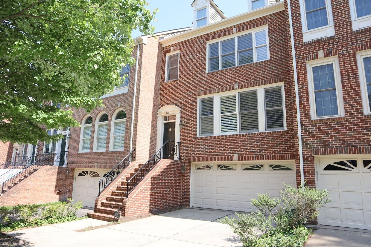 Primary Photo - Gorgeous Large 4 level TH in the best Nort...