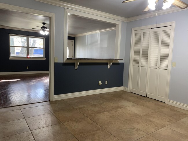 Building Photo - 2102 Delwhite Dr