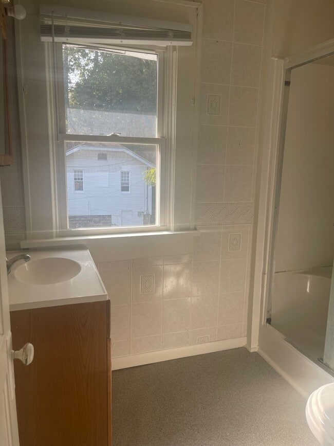 Building Photo - Large 3 Bedroom Home For Rent