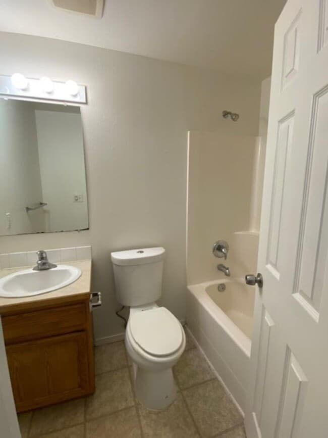 Building Photo - Beautiful 3 Bedroom 2 Bath Home